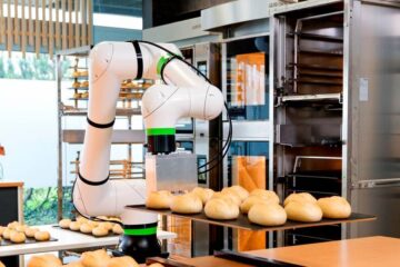 Fanuc, Wiesheu und Wanzl präsentieren einen Bäckerei-Roboter, der mit einer KI angetrieben wird und beim Backen hilft.